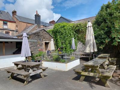 Wynnstay Arms Hotel