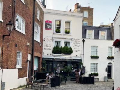 Horse & Groom