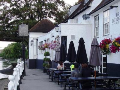 Bulls Head W4 riverside