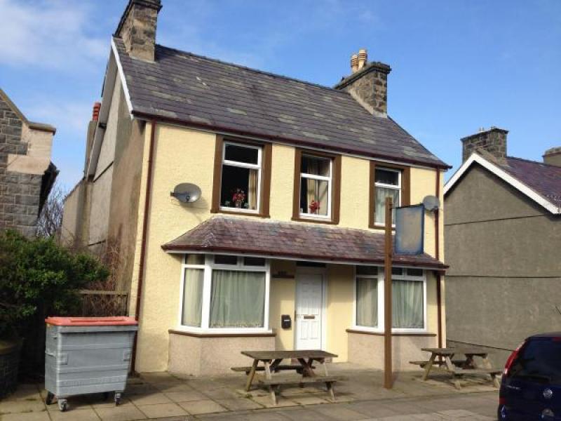 Victoria Inn, Llanfairfechan •