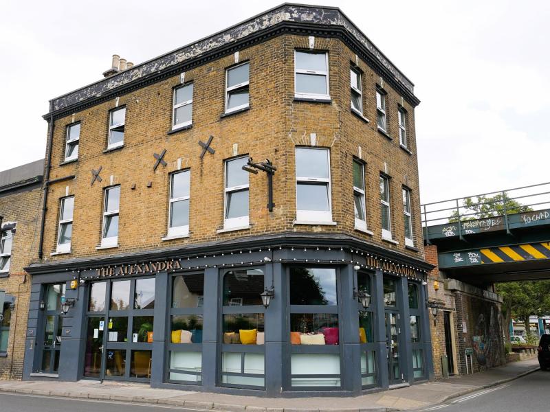 Alexandra, Penge
