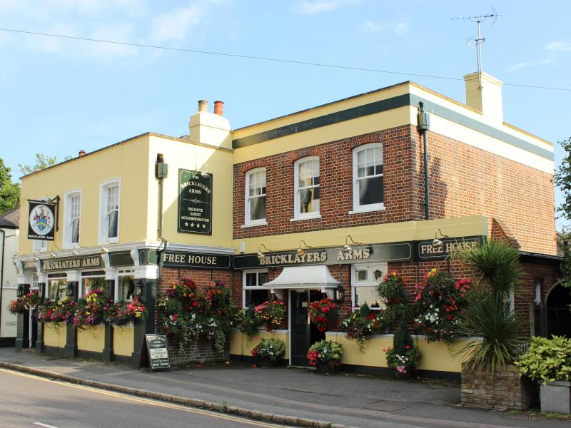 Bricklayers Arms, Hersham