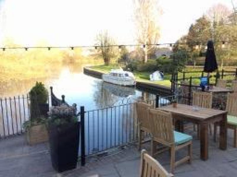Bridge Hotel, Chertsey •
