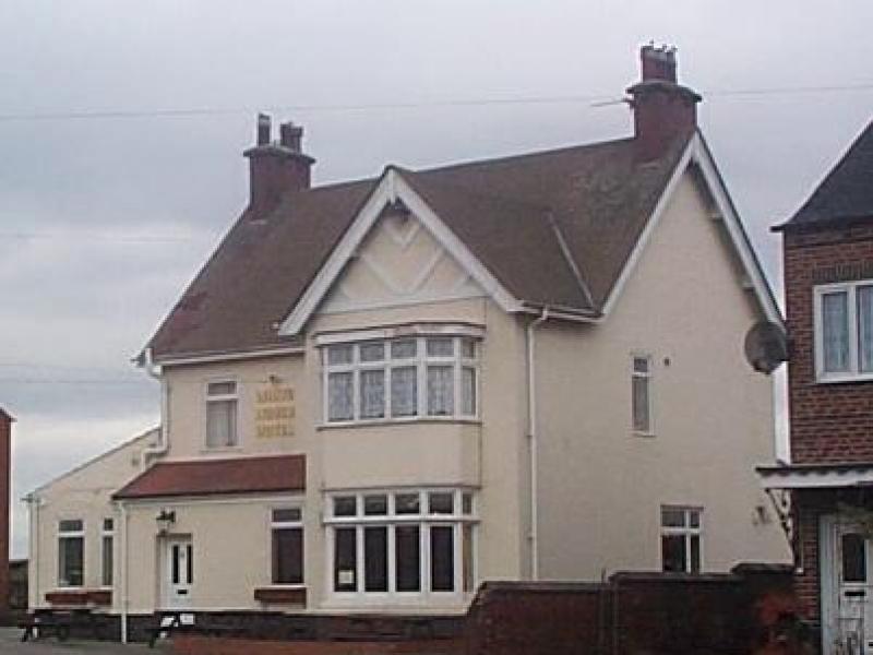 White House, Featherstone •