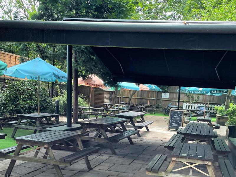 Queens Head, Hammersmith •